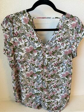 DR2 Floral V-Neck Short Sleeve Top